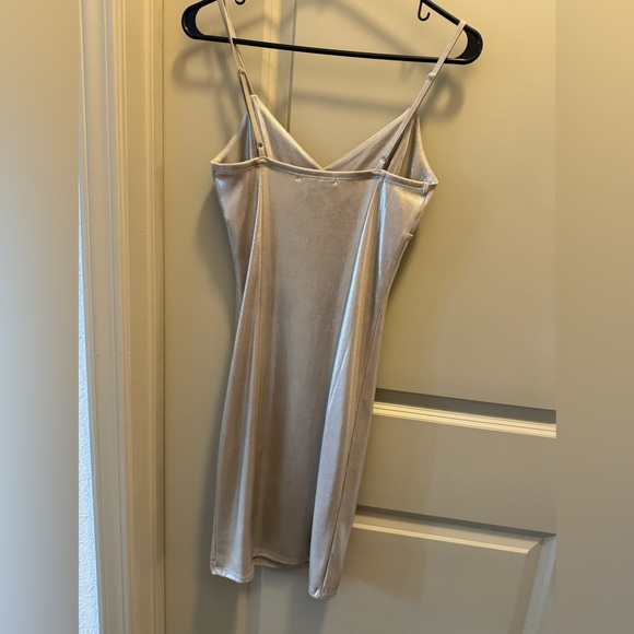 Dress - Picture 4 of 4